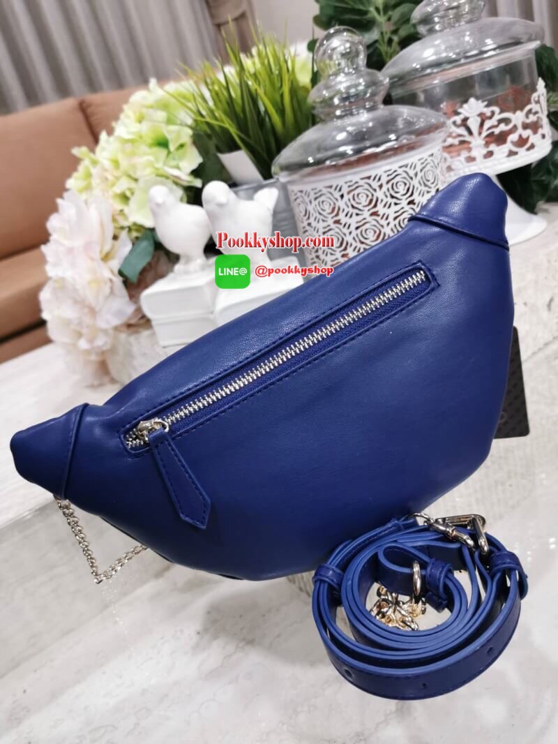 NEW ARRIVAL! Guess Kyli Fanny Pack Belt Bag 2019 กระเป๋าสะพาย/คาดเอว/คาดอกรุ่นใหม่ล่าสุดจาก GUESS FACTORY วัสดุหนังเเกะสังเคราะห์แบบนิ่มลายตารางเปิดปิดด้วยซิป ด้านหน้าประดับโซ่ห้อยโลโก้ดูมีดีเทล ด้านหลังมีช่องซิป ภายในมีโลโก้และช่องซิป สะพายได้หลายแบบไม่จ