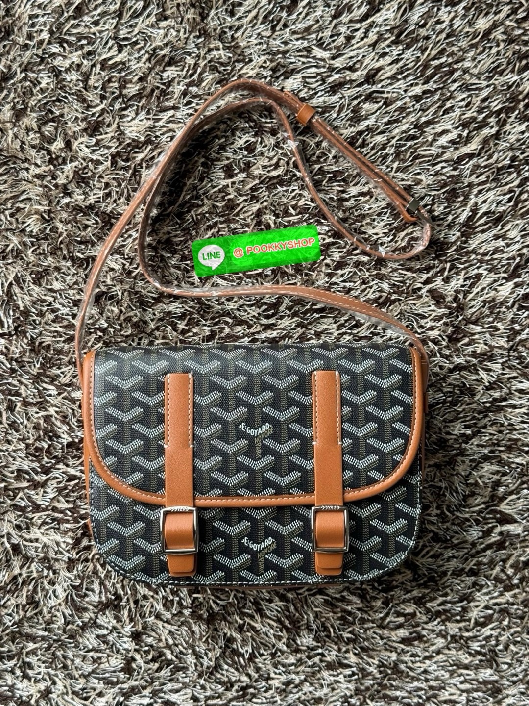 Goyard Belvedere Messenger ถูกออกแบบให้มีน้ำหนักเบาเพื่อความคล่องตัวสามารถใส่สิ่งของ ได้อย่างสบายและถือได้ว่าเหมาะอย่างยิ่ง สำหรับการใส่หลากหลายโอกาสด้วยสายสะพายแบบสะพายข้าง และฝาปิดกระเป๋าทั้งสองฝั่งที่แน่นหนา และยังมีการเพิ่มลูกเล่นด้วย ช่องใส่ของทางด้า