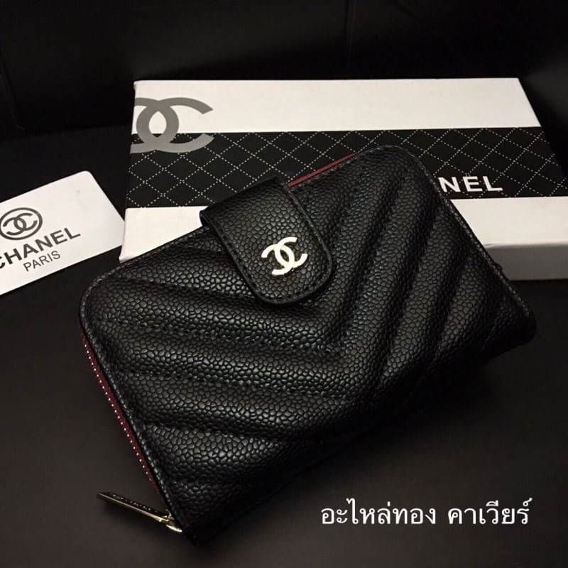 กระเป๋าสตางค์ ซิปรอบ ใบกลาง หนังคาเวียร์อะไหล่ทอง อะไหล่เงิน พร้อมส่ง งานเกรดพรีเมี่ยมปั้มทุกจุด ติดโลโก้ปั้ม ด้านในหลายช่อง ใส่นามบัตร ใส่รูปใส่เเบงค์ งานสวย เนี๊ยบสุด พร้อมกล่องเเบรนด์สีดำเรียบหรู