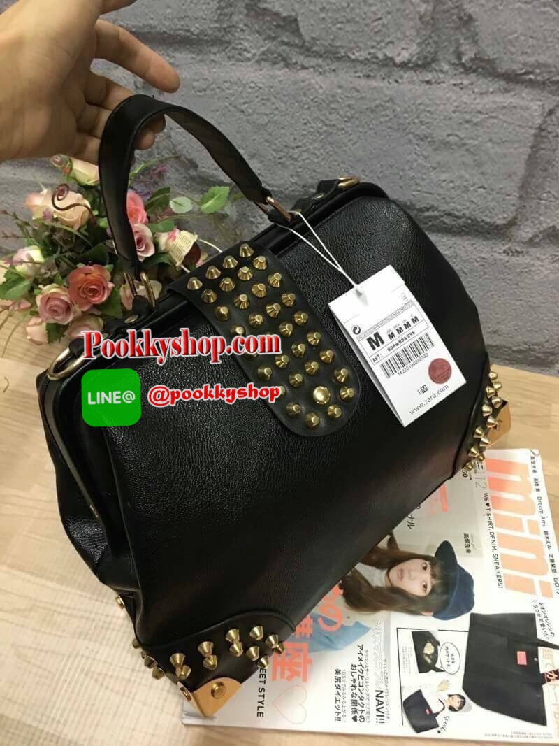 Best seller!!! ZARA STUDDED BAG กระเป๋าถือหรือสะพาย หนังนิ่ม ฐานกว้าง ตั้งอยู่ทรง แต่งหมุดสีทองรอบใบรวมถึงฐานทั้งสี่มุม เปิดปิดตัวล็อคแม่เหล็ก ตรงกลางคาดปิดด้วยหนังแต่งด้วยหมุดทองสวยงาม มาพร้อมสายสะพายยาว 126 cm. ถอดสายได้ ปรับสายได้ฟรีไซส์ จุได้เยอะ สวยเ