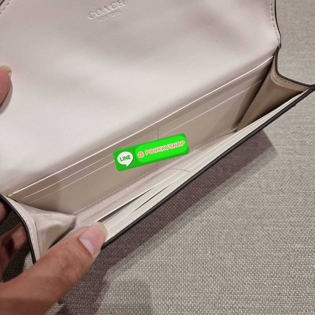 COACH 31547 SOFT WALLET IN COLORBLOCK SIGNATURE CANVAS คัมแบคแล้วน้า กับไอเท็มหายาก กระเป๋าสตางค์ใบยาวแบบพับ ขนาดกำลังสวย ดีไซน์คลาสสิคเอกลักษณ์ วัสดุหนังแคนวาสเคลือบลาย เปิด-ปิดด้วยกระดุม ภายในใส่บัตรได้เยอะ ใส่ธนบัตรได้สบายๆ ใบจริงสวยปังทุกสี ใครมองหากร