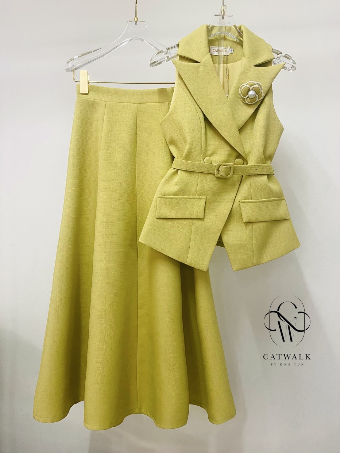 ชุดเซทแฟชั่น เซตสูทแขนกุดเข็มขัด+กระโปรงทรงย้วย เนื้อผ้าเกรดเอ ผ้าทอมีลายในตัว