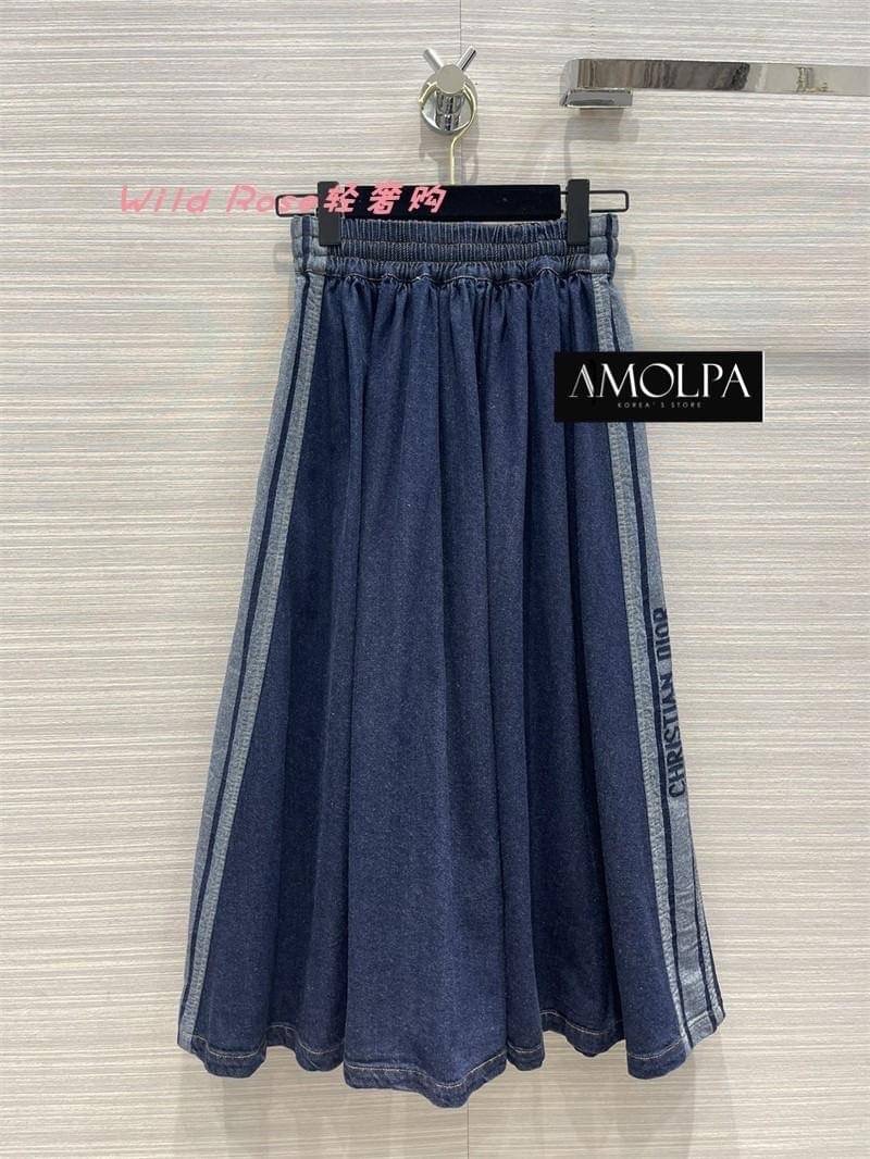 SET TOP+SKIRT CHRISTIAN DIOR DENIM มาให้ช๊อปทั้งเสื้อและกระโปรง สำหรับแบรนด์ CHRISTIAN DIOR คอลเลคชั่นใหม่ งานผ้ายีนส์คุ้มค่าต่อการครอบครองมากกกก สุดคุ้ม ตัวเสื้อเป็นเสื้อคอปกกระดุมหน้า มาพร้อมเข็มขัดยีนส์ หลังปลายเสื้อทออักษร CHRISTIAN DIOR มาพร้อมกระโปร