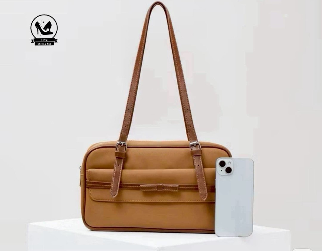 Carlyn งาน 1:1 งานสวยเป๊ะ แยกไม่ออก นำ้หนักเบา ใส่ของได้จุกๆ ดีไซน์เรียบหรู ใช้งานได้ทั้งในชีวิตประจำวันและโอกาสพิเศษเหมาะกับการถือหรือสะพายไหล่มีความจุพอเหมาะสำหรับใส่ของใช้จำเป็น เช่น โทรศัพท์, กระเป๋าสตางค์, เครื่องสำอาง