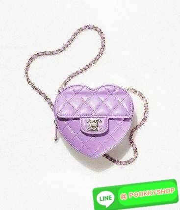 สวยมาก มงลงมาก!! พรีเมี่ยมกิ๊ฟ Chanel vip สุดพิเศษจากเคาน์เตอร์ duty free กระเป๋าสะพายสุดคิ้วท์ ที่ดีไซน์รูปทรงหัวใจไม่ซ้ำใคร น่ารักทุกสี น่าใช้ไปเลยแม่!! วัสดุหนังแกะฟอกสี เปิด-ปิดด้วยซิป ด้านหน้ามีช่องเก็บของจุกจิก ภายในเป็นช่องโล่ง ใส่มือถือ ใส่กระเป๋า