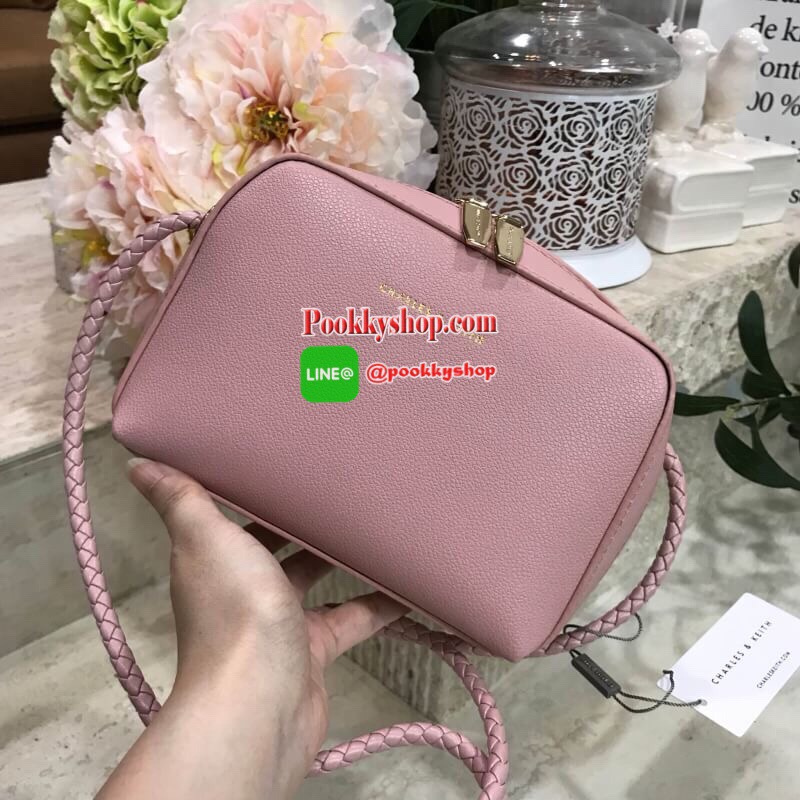 Don’t Miss! NEW ARRIVAL! CHARLES & KEITH SMALL CLASSIC CROSSBODY BAG กระเป๋าสะพายทรงเหลี่ยมรุ่นชนช็อปขนาดกำลังดีหนังสวยอยู่ทรงมีเทคเจอร์ เปิดปิดด้วยซิปหัวซิปแบรนด์ สามารถใส่ iphone ของใช้ได้เยอะมาพร้อมสายสะพายหนังถัก Crossbody ได้ เป็นอีกหนึ่งรุ่น Best Se