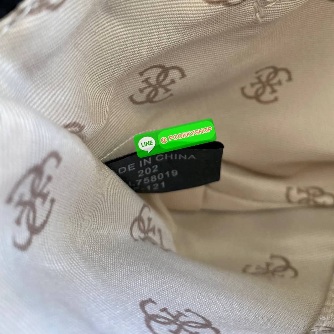 GUESS Brightside Shoulder Bag กระเป๋าสะพายไหล่-ครอสบอดี้ ใช้ได้หลายสไตล์ ตัวกระเป๋าหนังสังเคราะห์สีดำตกแต่งด้วยหมุดสวยเก๋ เปิดปิดด้วยกระดุมแม่เหล็ก ด้านในใส่กระเป๋าสตางค์ยาวได้ มีช่องซิปเพิ่มอีกช่อง สายสามารถถอกใช้ได้หลายสไตล์ ดูหรูที่สุดค่าใบนี้