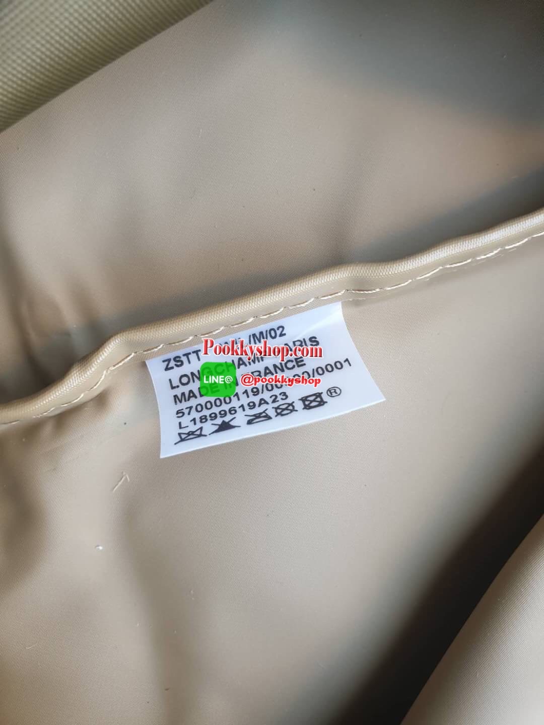 Longchamp Le Pliage Club Tote Bag Size L หูยาว วัสดุเนื้อผ้า Nylon Canvas เคลือบกันนำ้ ตัดด้วยหนังแท้ที่มีน้ำหนักเบา ดีไซน์เรียบง่ายแต่เต็มไปด้วยความคลาสสิก จนเป็นที่ชื่นชอบไปทั่วโลก Longchamp ปรับโฉม LE PLIAGE ด้วยการปักลายรูปม้า-ตราสัญลักษณ์ของแบรนด์บนผ