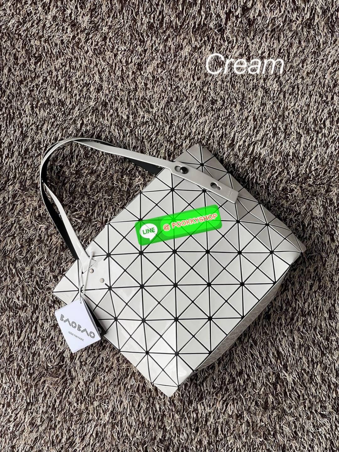 💕 Bao Bao Issey Miyake ROCK MATTE ซีรีส์นี้จะเป็นทรงสี่เหลี่ยมผืนผ้า มีซิปปิดด้านบน ถือเป็นรุ่นที่เหมาะกับการใช้งานในชีวิตประจำวัน สามารถพับมุมและบริเวณด้านล่างของกระเป๋าเพื่อเพิ่มความสะดวกสบายในการใช้งาน ทั้งยังช่วยให้วางกระเป๋าในแนวตั้งได้อีกด้ว
