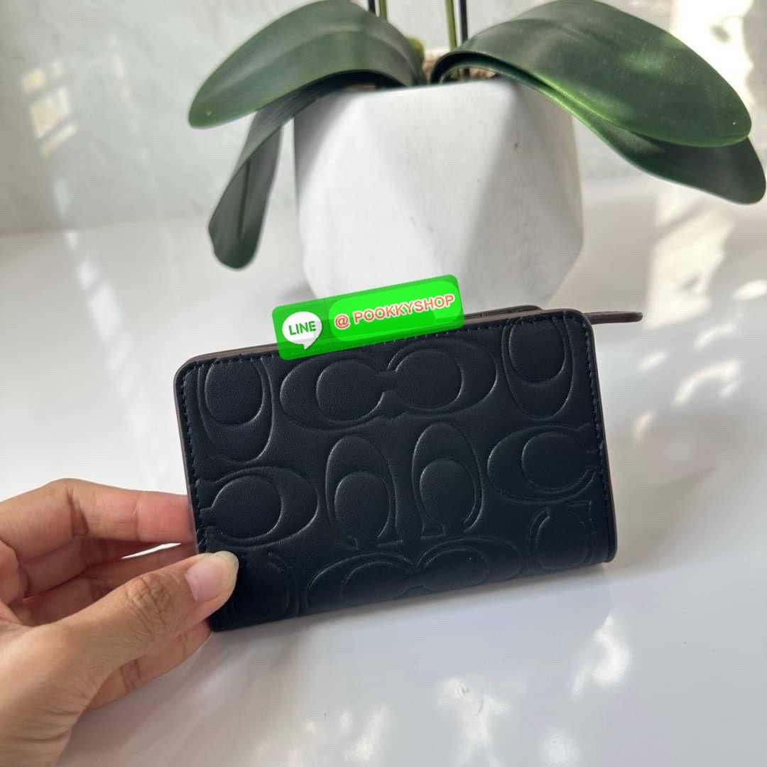 Coach Medium Corner Zip Wallet With Signature Leather 🔖กระเป๋าตังใบกลาง คอลเลคชั่นใหม่ หนังนิ่ม ลายC นูน สวยมาก 🔖วัสดุ: หนังแท้ 🔖เปิด - ปิดแบบกระดุม มีช่องใส่แบงค์ ใส่ธนบัตรได้ทุกชนิด ช่องใส่บัตร ใส่เหรียญ
