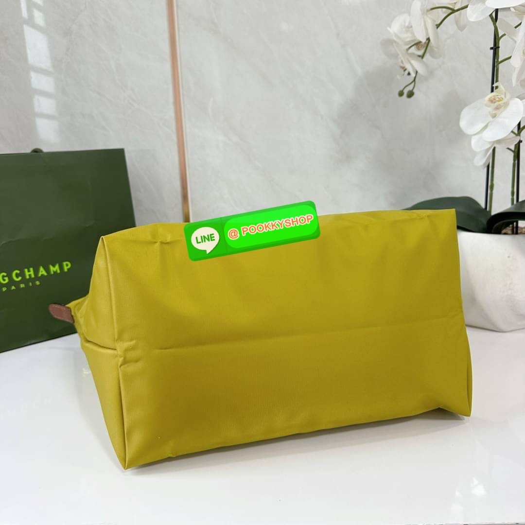 LONHGCHAMP LE PLIAGE ORIGINAL L TOTE BAG 🔖กระเป๋าสะพายไหล่ Le pliage ใบใหญ่ เรียบง่ายจุของได้เยอะ สามารถเก็บเอกสารหรือแล็ปท็อปได้คะ 🔖วัสดุ:ไนลอนเคลือบ 🔖เปิด-ปิดด้วยซิป ภายในกว้าง มีช่องลับแยกคะ 🔖สามารถพับเก็บได้พกพาสะดวกคะ