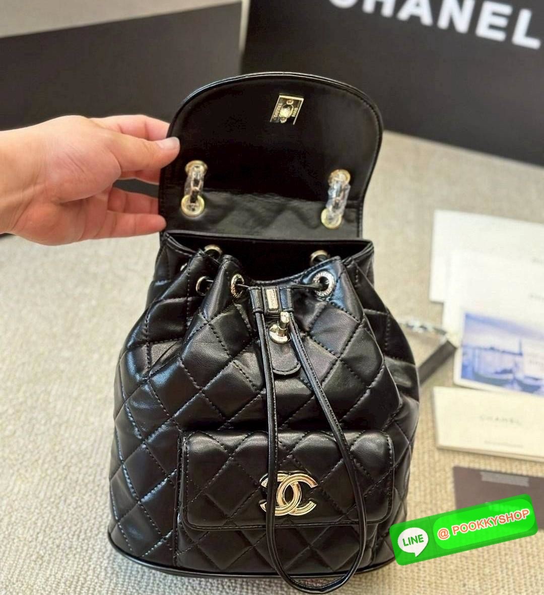 Chanel Duma Backpack กระเป๋าเป้ ไซส์น่ารัก สีพาสเทลสุดคิ้ว รูปทรงทันสมัยหนังเรียบสัมผัสนิ่ม ดีเทลความสวยมากมาย ทั้งสายรูดเก็บปาดกระเป๋า หรือจะช่องเปิดด้านหน้า ก็ดูหรูไปหมด ภายในโล่งกว้าง ใส่ของสำคัญได้ครบ สายสะพายปรับได้ตามต้องการอีกเล็กน้อย น่ารักน่าใช้ส