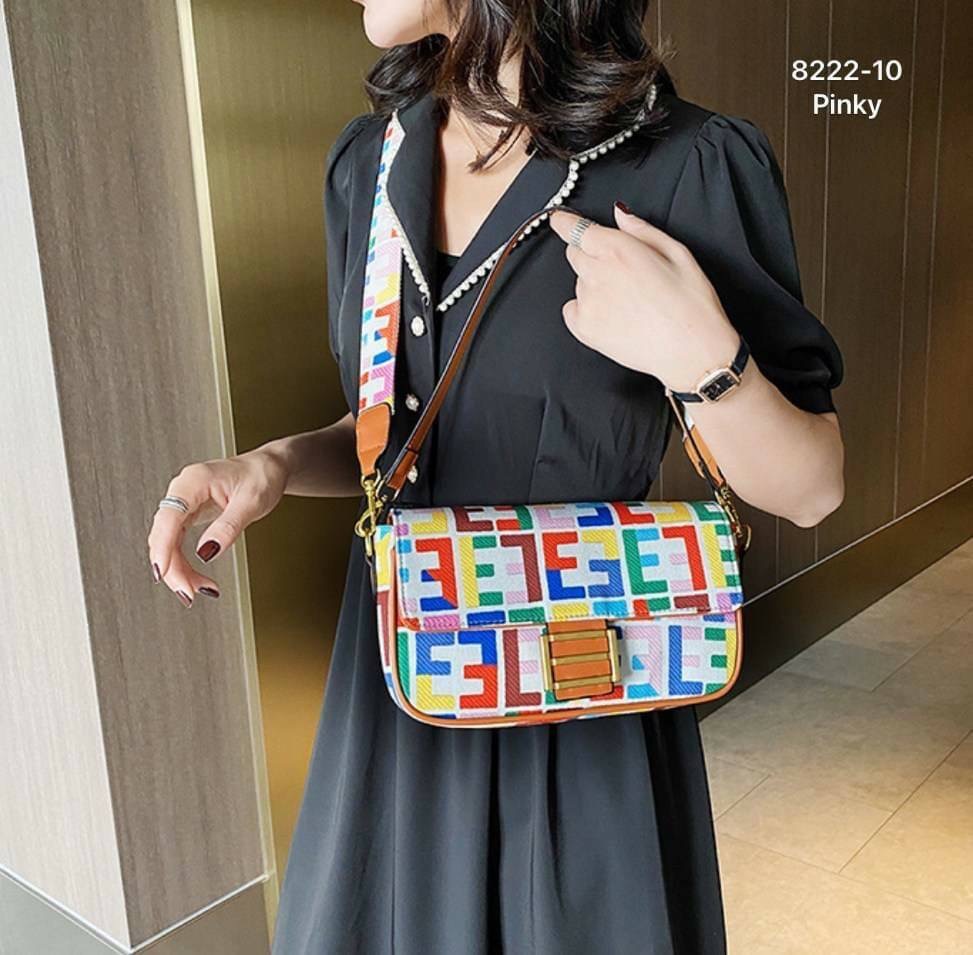 พร้อมส่ง กระเป๋าสะพายและถือ 8222-10 งานนำเข้าสไตล์ Fendi งานน่ารัก ขนาดพกพาสะดวก สำหรับสาวๆ คุณหนู ดูดี มีสาย 2 แบบ แบบหนังสำหรับคล้องแขน สะพาย ถอดได้ สายสปอร์ต ถอดได้ ด้านในกว้าง งานเก๋ไม่เหมือนใคร