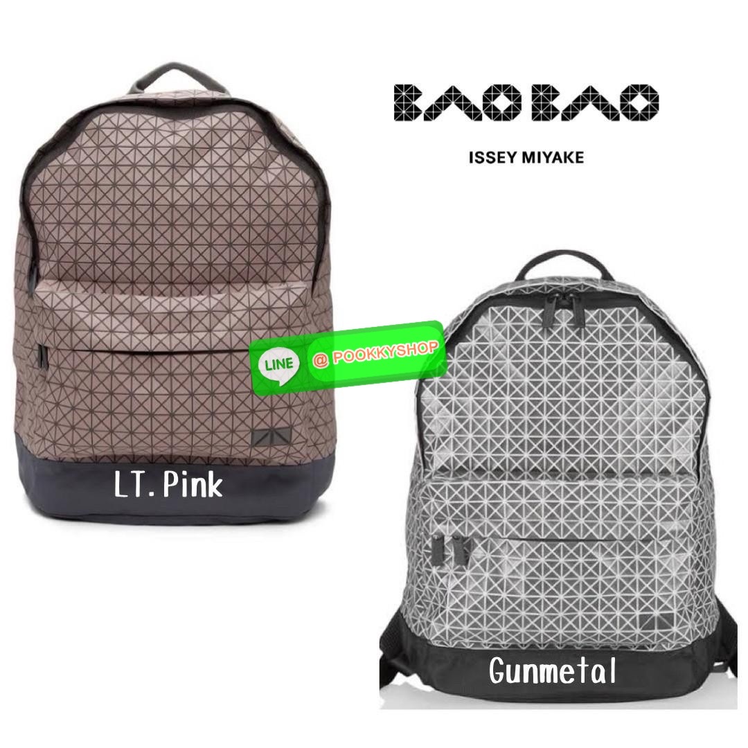 Bao Bao Issey Miyake Daypack geometric backpack กระเป๋าเป้ทรงคลาสสิก รองรับน้ำหนักได้ดี เหมาะกับการเดินทาง เป้สะพายหลังรุ่น Daypack One-Tone Backpack มาในรูปทรงกระเป๋าเป้สุดคลาสสิก โดดเด่นด้วยการออกแบบที่เป็นเอกลักษณ์ วัสดุสามเหลี่ยมขนาดเล็กพิเศษ ได้กลิ่น