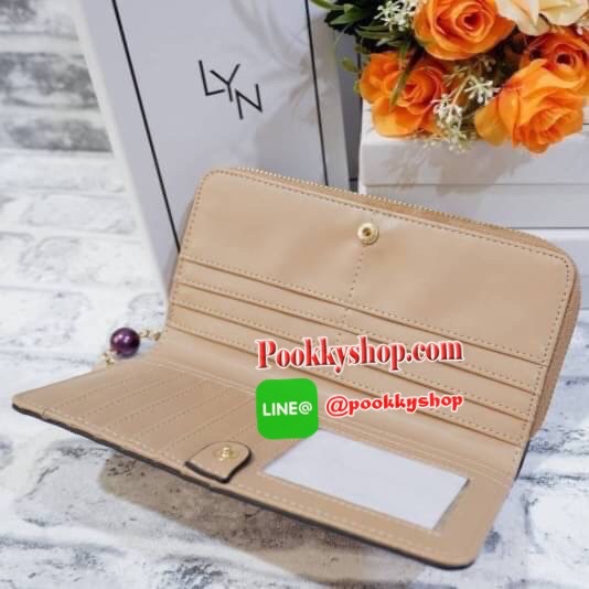 Lyn กระเป๋าสตางค์ใบยาว ด้านหน้าปั๊มโลโก้แบรนด์ แต่งโลหะทอง ด้านในมีช่องใส่บัตรเยอะมาก และมีช่องซิบ ตัวจับซิบแต่งไข่มุกเม็ดโตๆห้อยป้ายโลหะปั๊มโลโก้แบรนด์ด้วยสวยมากเกินหน้ามากค้าาา
