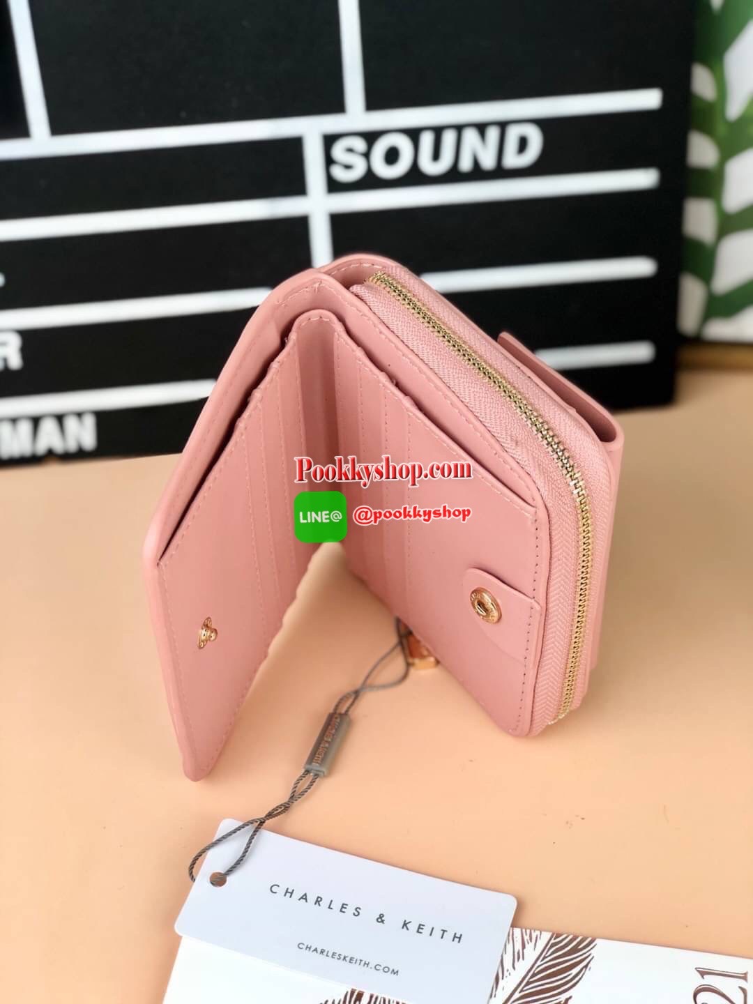 New arrival! Charles & Keith classic wallet กระเป๋าเงินใบสั้น จับถนัดมือมากเลยค่ะ ด้านหน้าปั๊มโลโก้แบรนด์สามารถเปิดกระดุมออกใส่การ์ดที่ใช้บ่อยได้พอดีค่ะ ช่องใหญ่เปิดปิดแบบกระดุม มีช่องการ์ด 8 ช่อง ช่องใส่ธนบัตรตามยาว และยังมีช่องซิปแยก สามารถใส่เหรียญหรือ