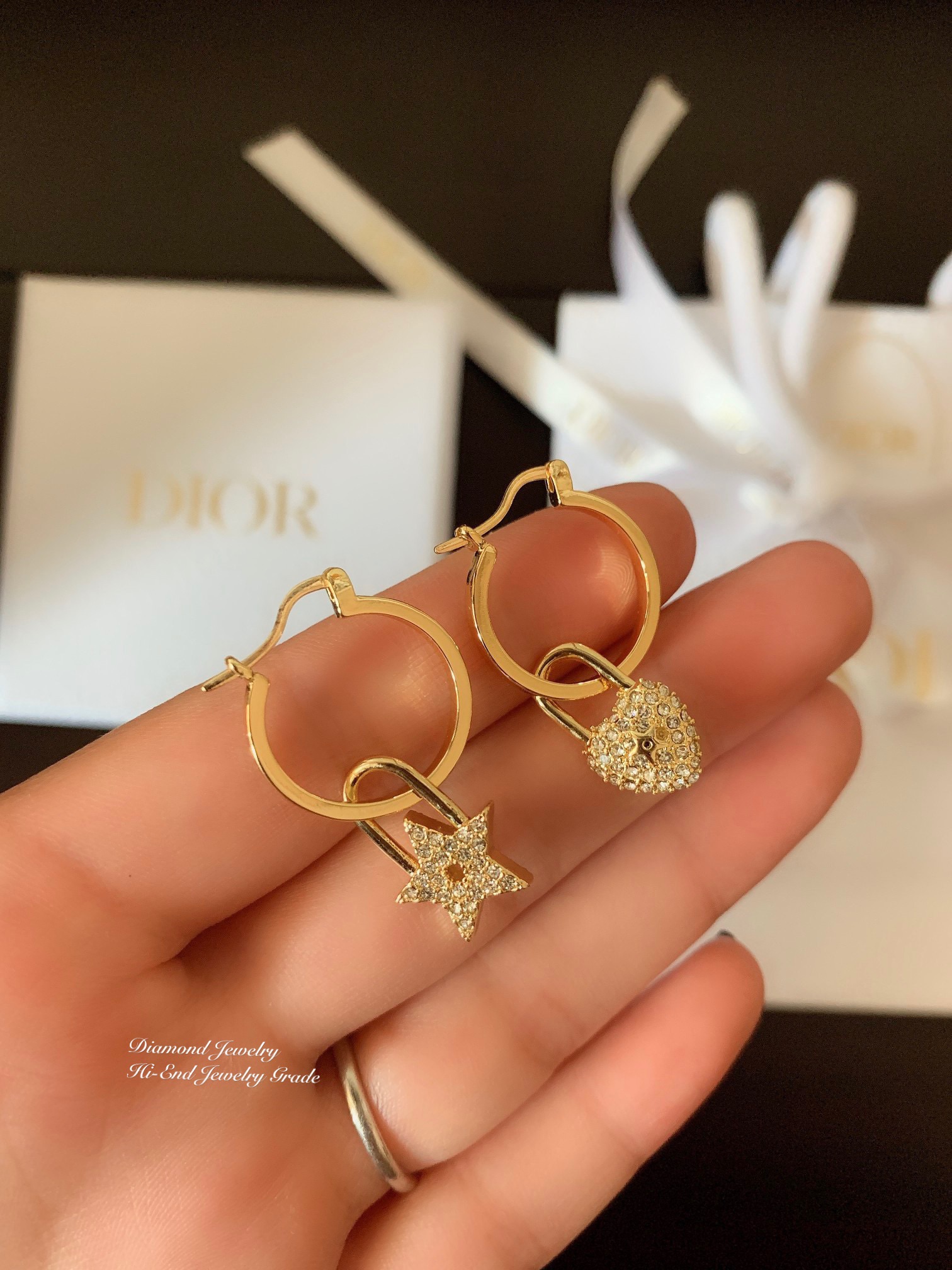 Super Hi-End Quality !!!! ((งาน 1:1 เหมือนในช็อปมากที่สุดในท้องตลาด)) Christian Dior Earring ต่างหูดิอองาน 1:1 เหมือนของแท้เป๊ะๆค่ะ รับรองงานสวยมากกกกก ดูหรู ดูผู้ดีสุดๆ งานดี เพชรคุณภาพดีมากๆมากๆคะรับประกันความพอใจเลยค่ะ ตัวเรือนสีทองเงา งาน laser stamp