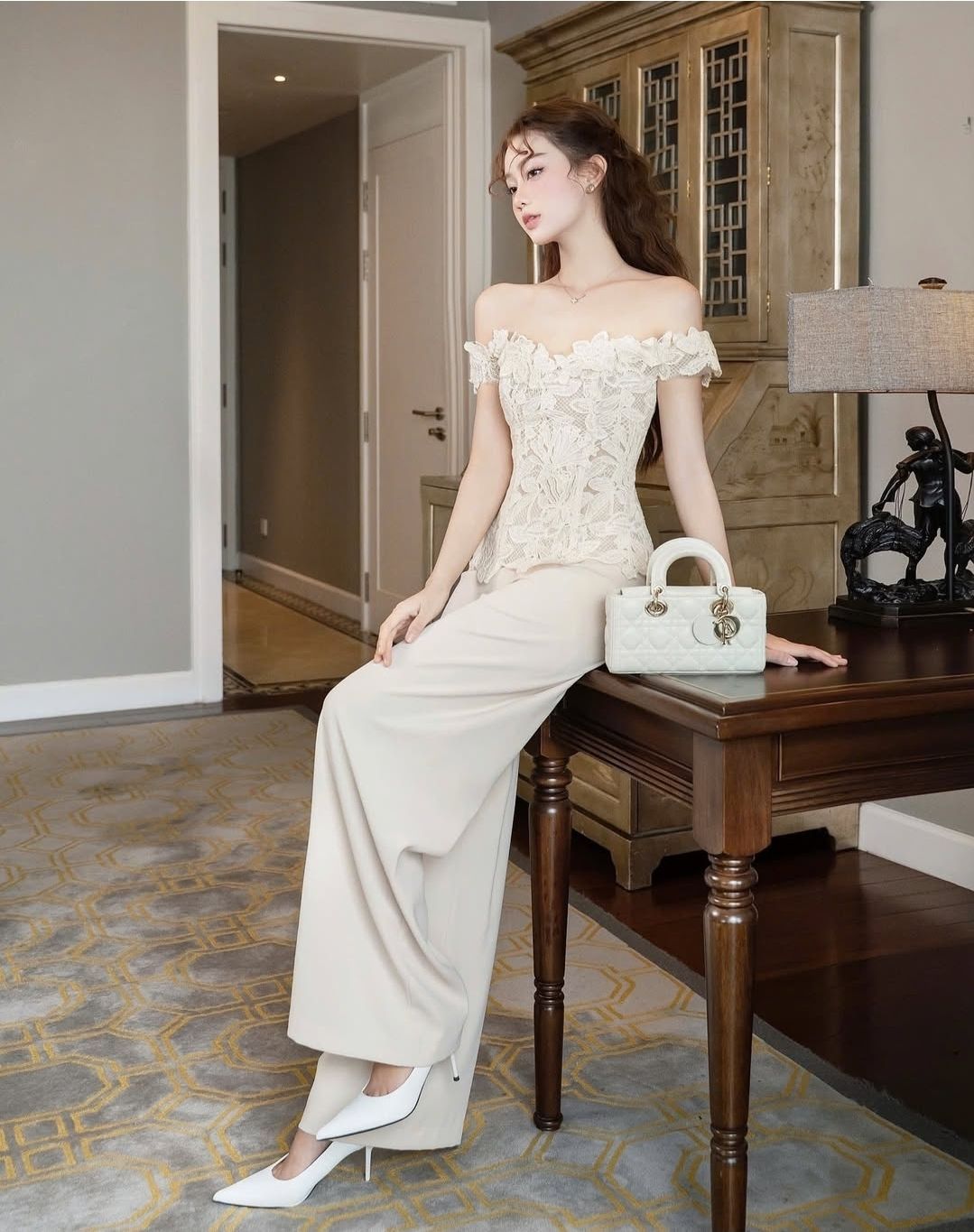 ชุดเซทแฟชั่น เซ็ตเสื้อลูกไม้ปาดไหล่ซิปหลัง มาพร้อมกางเกงขายาวสีขาวทรงสวย