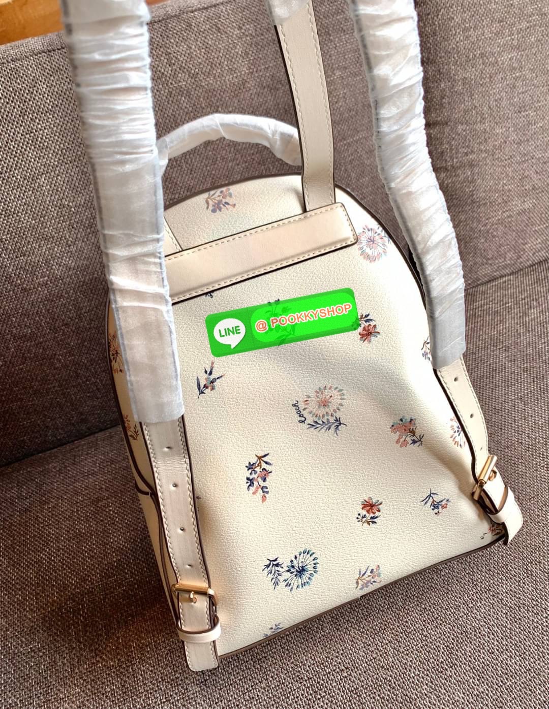 NEW IN! COACH JORDYN BACKPACK ((C1804//3011)) ไม่มียังไงไหว ต้องบอกว่าน้องสวยมากๆค่า! กระเป๋าสะพายหลังแบบมีหูหิ้ว หนังแแท้สวยค่ะ ❤️ทั้งใบปริ้นลายดอกไม้ สวยเด่ด สะดุดตาเลยทีเดียวค่ะ ด้านหน้ามีช่องซิปใส่มือถือหรือของจุกจิกลงไปได้ค่ะ เปิด-ปิดกระเป๋าแบ
