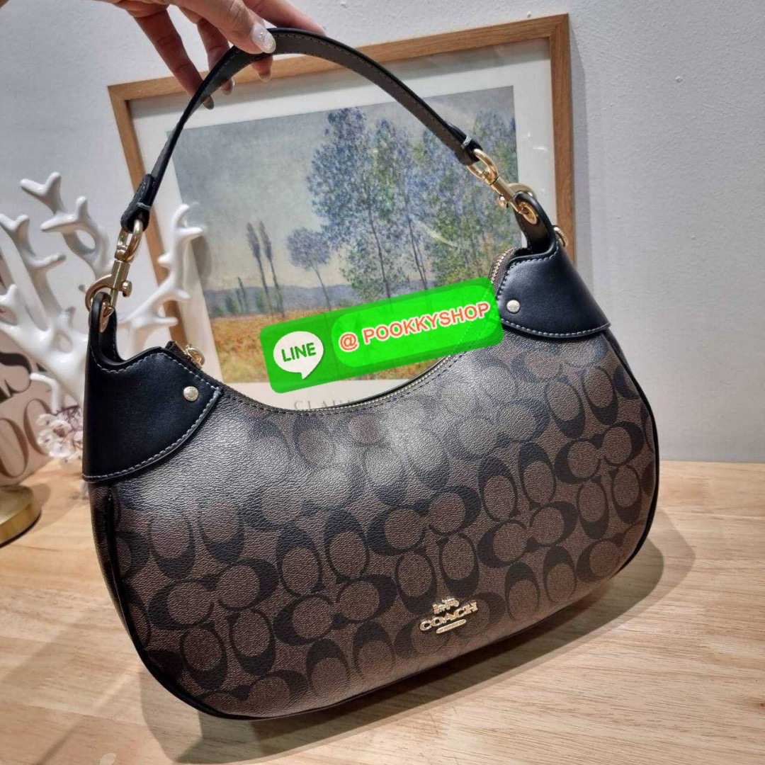 COACH CI791 MARA HOBO IN SIGNATURE CANVAS 🔆 Details รุ่นใหม่ พร้อมสีใหม่ก่อนใคร กับกระเป๋าสะพายทรงโฮโบ ใบใหญ่จุใจ ดีไซน์ออกมาให้รูปทรงดูหรู สุดพิเศษที่มีสายสะพายมาให้ถึง 2 แบบ เป็นสายสั้นสำหรับสะพายไหล่ และสายยาวสำหรับสะพายข้าง สามารถสลับใช้ได้ตาม