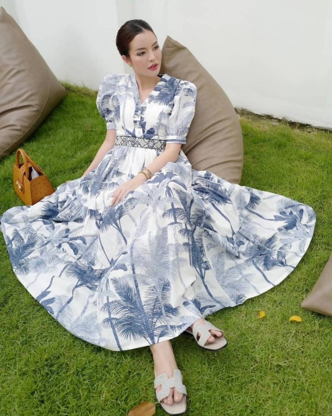 เดรสยาวพิมพ์ลวดลายสุดเกร๋ แขนพองๆทรงตุ๊กตามีกระดุมติด หน้าอกเสริมฟองน้ำเบาๆ จัดทรงให้สวย มีกิมมิคด้านหน้าแต่งกระดุมกระจุกกระจิกน่ารักสามารถแกะใช้งานได้จริง ช่วงเอวแต่งแถบเป็นงานปัก สวมใส่แบบซิปด้านข้าง ตัวเดรสมีลูกเล่นระบายๆ ใช้ผ้าเยอะมากๆค่า เนื้อผ้าดีมี