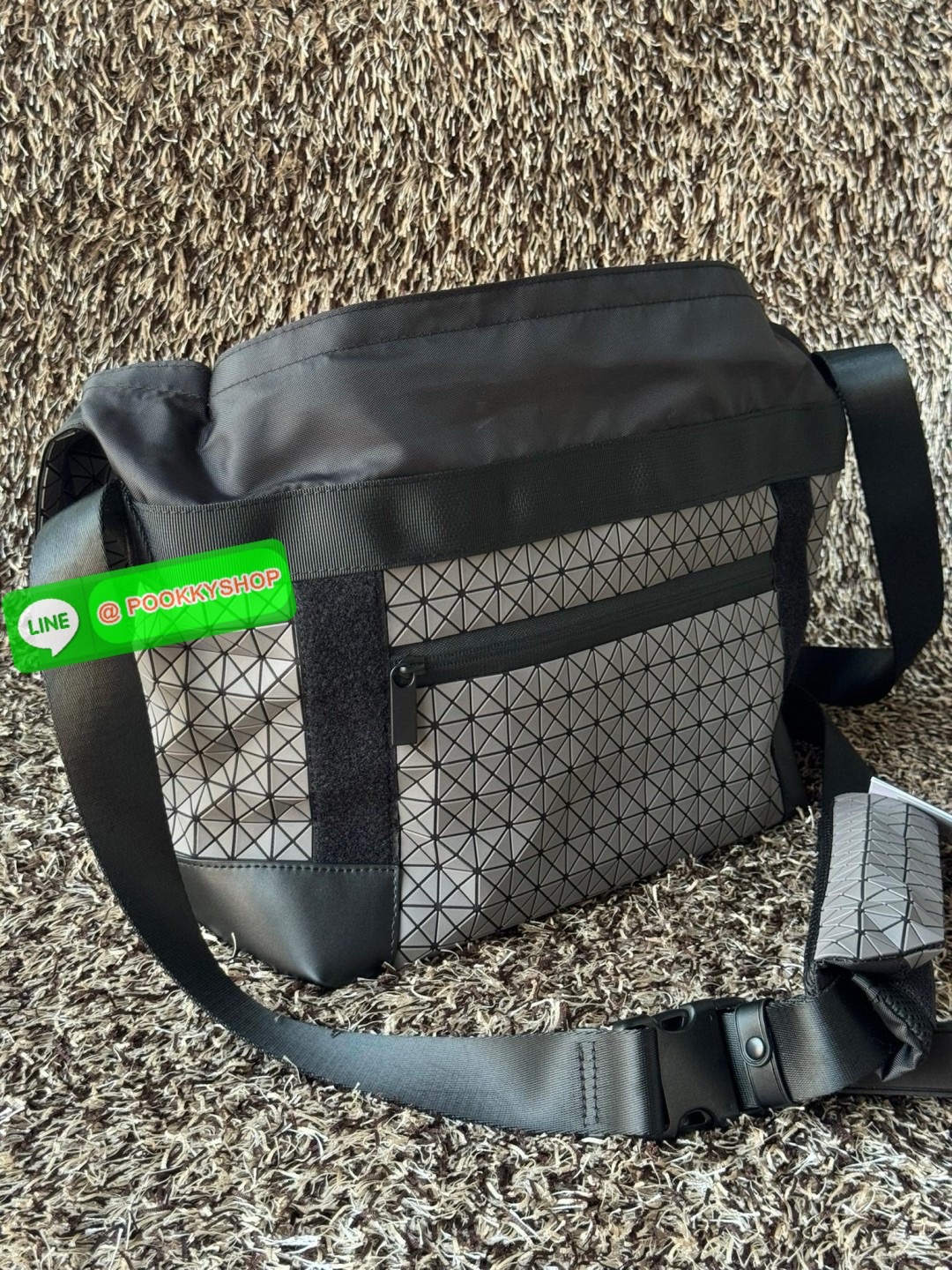 💕Baobao issey miyake Sling shoulder bag ดีไซน์เอกลักษณ์เฉพาะตัว ใส่ของได้เยอะ ช่องกระเป๋าเป็นระเบียบ โดยโดดเด่นด้วยแผ่นรูปสามเหลี่ยมอันเป็นซิกเนเจอร์ในการจัดเรียงสลับกัน รุ่นนี้ยังมีจุดเด่นในเรื่องคุณสมบัติการใช้งาน ภายในมีช่องบุหนาสำหรับใส่โน้ตบุ