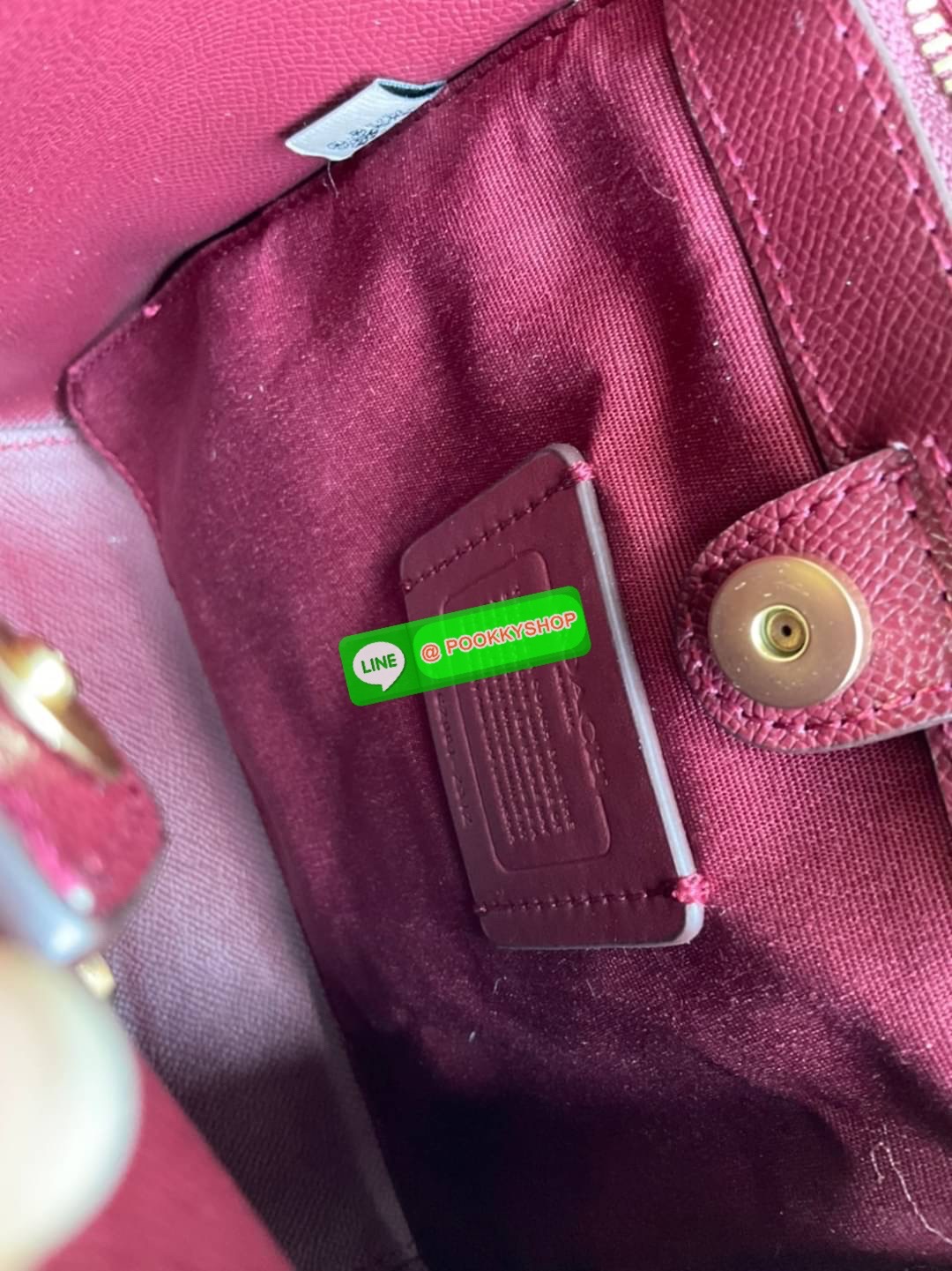 COACH SMALL TOWN BUCKET BAG IN SIGNATURE CANVAS รุ่น 2312 Collection บักเก็ตคลาสสิค รุ่นยอดนิยม กำลังมาแรงมากๆ กระเป๋าสะพายไหล่ และ Cross Body วัสดุหนังแคนวาสอย่างดี มาพร้อมสายสะพายสะพายไหล่ถอดออกไม่ได้ / สายสะพายยาว สายถอดออกได้ มี 3 ช่องใช้งาน