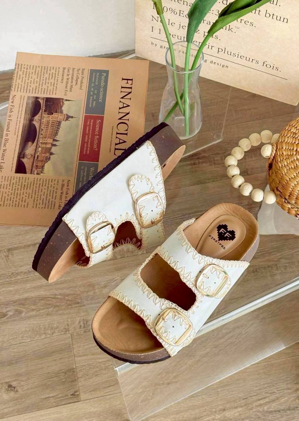 แบบมาใหม่ รองเท้าทรงไบเก้น ส้นหนา 1.5 นิ้ว เย็บตกแต่งลาย งานแฮนด์เมดช่างไทย พื้นเสริมฟองน้ำตรงส้นเท้า ใส่สบาย เข็มขัดปรับระดับเข้าออกได้ เป็นงานส้น PVC แต่งลายไม้ โดนน้ำได้ ไม่เหม็นอับ น้ำหนักเบา