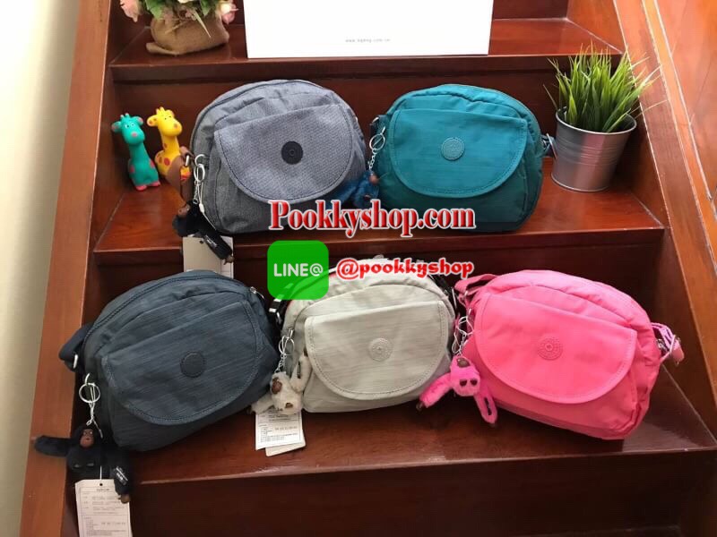 Kipling Flax Shoulder Bag กระเป๋าสะพายข้างทรงcrossbody ปรับความยาวสายให้เข้ากับลำตัวได้ฟรีไซส์ วัสดุไนล่อนคุณภาพสูงและน้ำหนักเบา กันน้ำได้ ด้านหน้ามีช่องให้หนึ่งช่อง เปิดปิดช่องซิปหลัก แบบซิปเดียว ภายในกว้างและมีช่องซิป/ช่องเล็กให้ใส่ของจุกจิก ด้านหน้าประ
