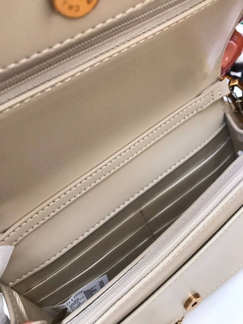 Charles&Keith Chain Rimmed Clutch กระเป๋าสะพายรุ่นใหม่!!ทรงcrossbodyหรือถอดสายถือเป็นทรงคลัชท์ได้ มีดีเทลโซ่ร้อยหนังรอบใบ เปิดปิดด้วยกระดุมแม่เหล็กใช้งานง่าย ภายในมีช่องซิป ช่องเสียบบัตรและช่องใหญ่ใส่ตระกูลพลัสได้ แยกเป็นสัดส่วน มาพร้อมสายสะพายแบบโซ่ต่อหน