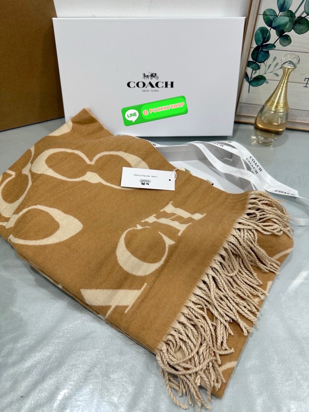 ðCoach Signature Silk and Wool Wrap Scarf ð 70% Wool and 30% Silk āļāđāļēāļāļąāļāļāļ Coach āļāļ·āļāđāļŦāļāđ āļāļāļŠāļąāļāļ§āđāļāļŠāļĄāđāļŦāļĄ āđāļāļ·āđāļāļāļļāđāļĄ āļĨāļēāļĒ Signature Coach Signature Silk and Wool Wrap Scarf Oatmeal