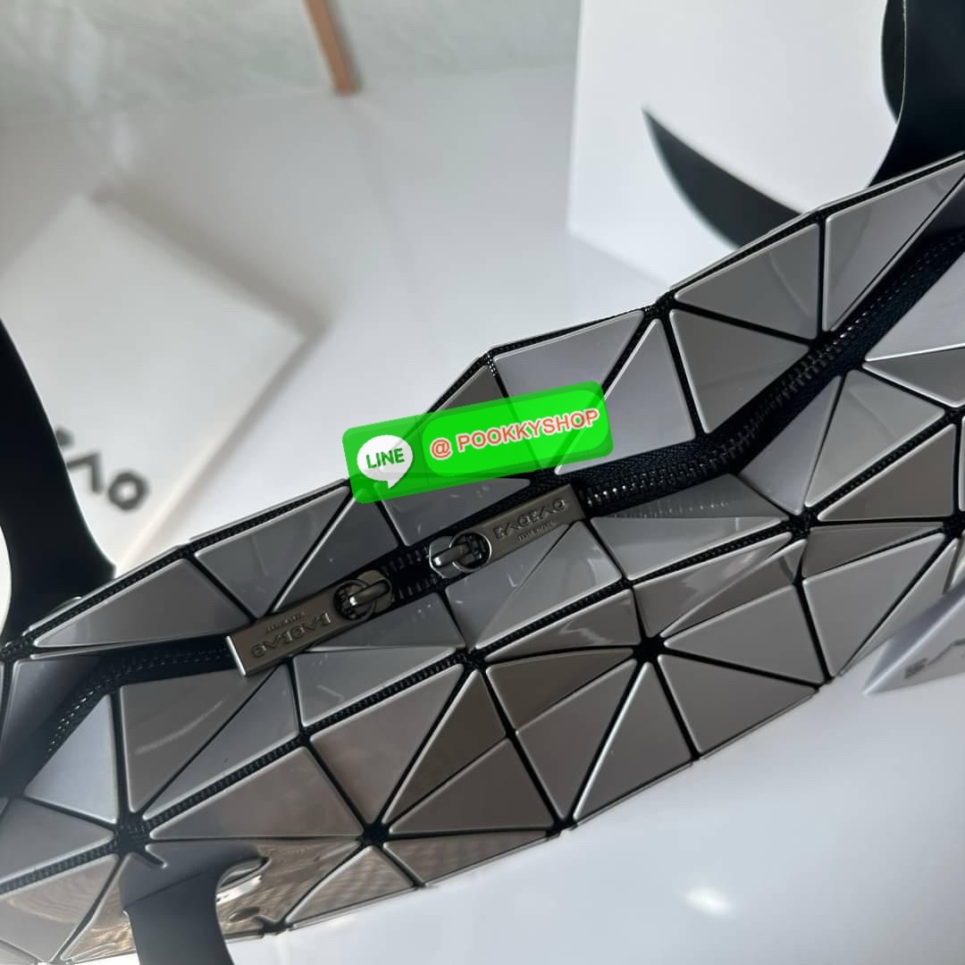 Bao bao Issey Miyake Rock Matte กระเป๋า Bao Bao ซีรีส์นี้จะเป็นทรงสี่เหลี่ยมผืนผ้าและทรงสี่เหลี่ยมจัตุรัส น้ำหนักเบา มีซิปปิดด้านบน ถือเป็นรุ่นที่เหมาะกับการใช้งานในชีวิตประจำวัน สามารถพับมุมและบริเวณด้านล่างของกระเป๋าเพื่อเพิ่มความสะดวกสบายในการใช้งาน ทั