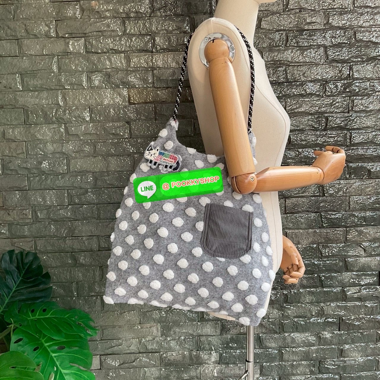 Japanese Kusuguru Woolen Polka Dot Cat Brooch Handbag Hand Bag Can Be Worn on One Shoulder Shopping Bag Work Clothing กระเป๋าถือลายจุดแมว Kusuguru ขนสัตว์ญี่ปุ่น ผิวสัมผัสจับนุ่มมือ 💕 แถมฟรีเข็มกลัดรูปแมว