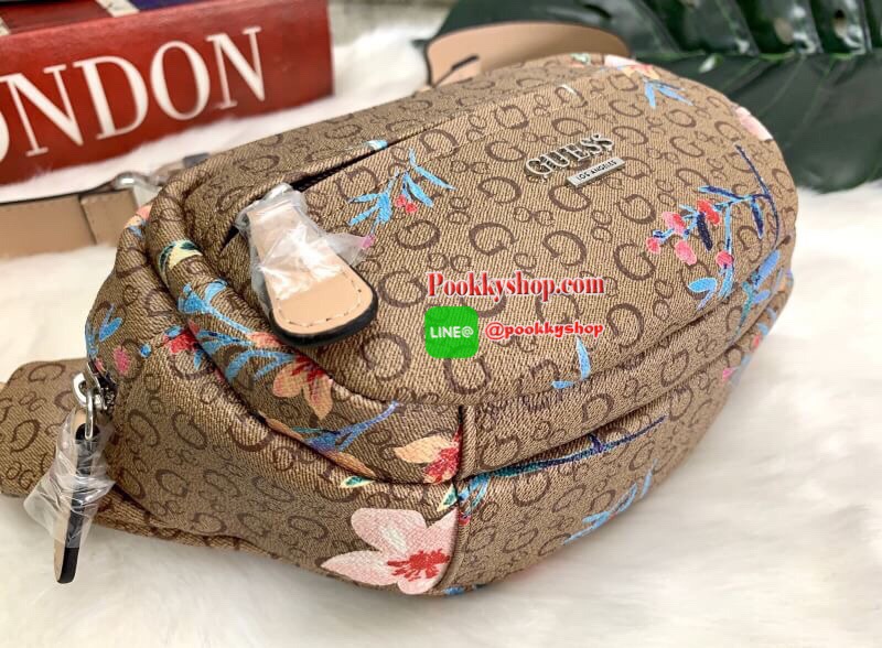New arrival !! GUESS G LOGO FANNY PACK BELT BAG พร้อมส่ง รุ่นแนะนำเลยค๊าา กระเป๋าคาดเอว//คาดอก ได้ วัสดุ pvc อย่างดี หนังนิ่มดีมากค่ะ ตัวกระเป๋าออกแบบลาย G ทั้งใบ ผสมลาย multi floral เข้ามาได้สวยงามน่าใช้มากๆค่ะ ด้านหน้ามีโลโก้แบรนด์ และช่องซิปเล็กสำหรับใ