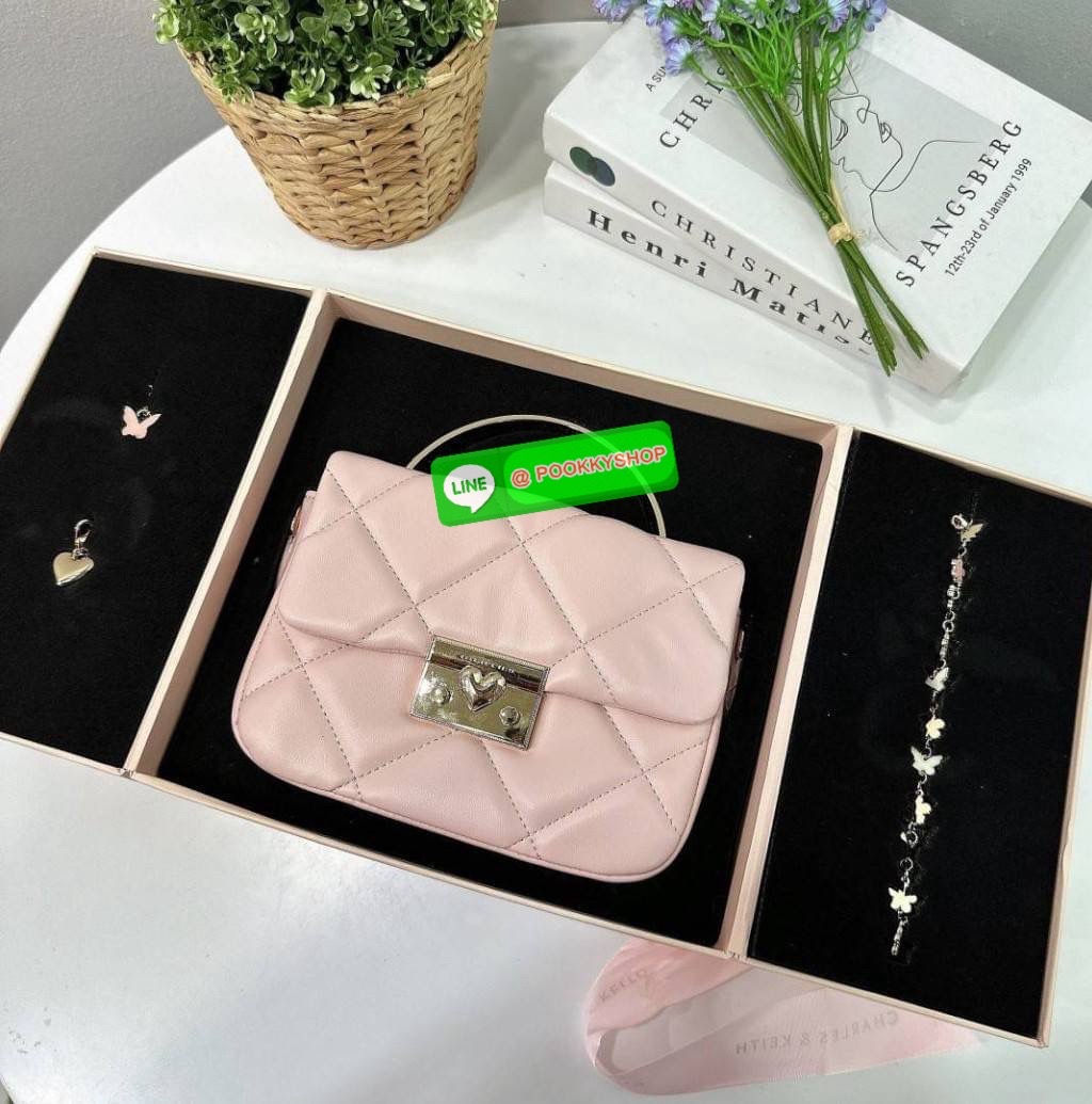 Charles&Keith แท้ Outlet ถือออกงานได้ สะพายได้ ให้ลุคลูกคุณหนู มาพร้อมกล่อง เหมาะสำหรับมอบเป็นของขวัญได้ มี 3 สี