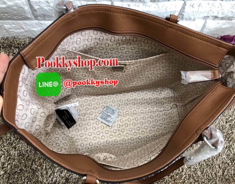 New arrival !!! GUESS BALDWINPARK LARGE TOTE BAG พร้อมส่งค่ะ!!! กระเป๋าทรง Tote size::L วัสดุหนังซาฟเฟียโน่อย่างดี หนังนิ่มมือ น้ำหนักเบาค่ะ!!!! ด้านหน้าปั้มโลโก้แบรนด์แบบ3D ห้อยพวงหนังมีอะไหล่แบรนด์ยาวลงมา หรูมากค่ะ ตัวกระเป๋าเพิ่มดีเทล เย็บด้ายเส้นใหญ่ม