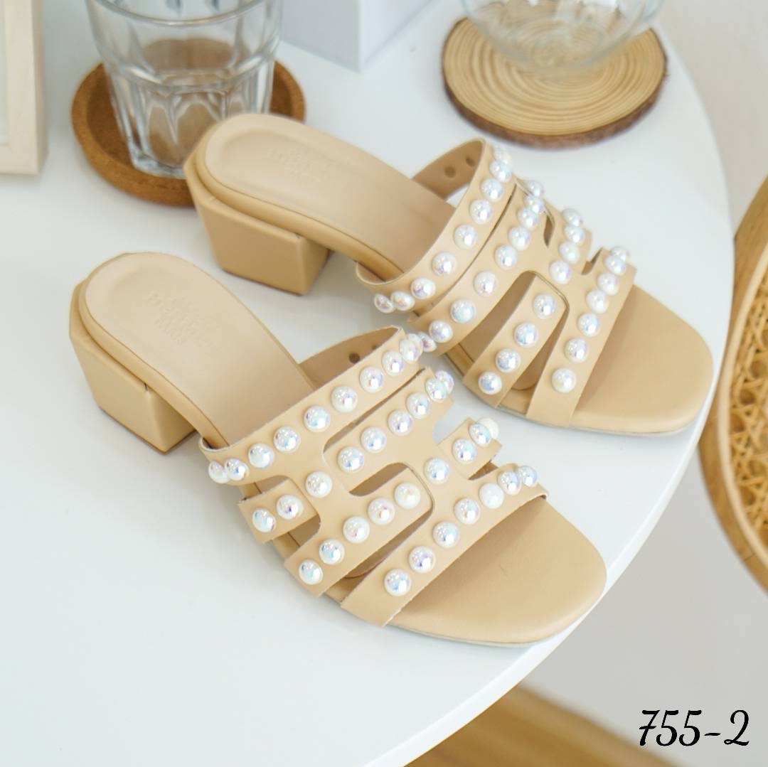 พร้อมส่ง รองเท้าส้นตัน สูง2.5 นิ้ว ตัวส้นเก๋มากเป็นทรงเหลื่ยม แข็งแรง เดินง่าย งานทรงสวม หนังนิ่ม *ตัวมุก ทำจากมุก สีรุ้ง คุณภาพดี* ตอกด้วยมือ ทีละเม็ด อย่างประณีต ใส่แล้วรับรองความหรูหรา และดูแพงมากเว่อร์จ้า