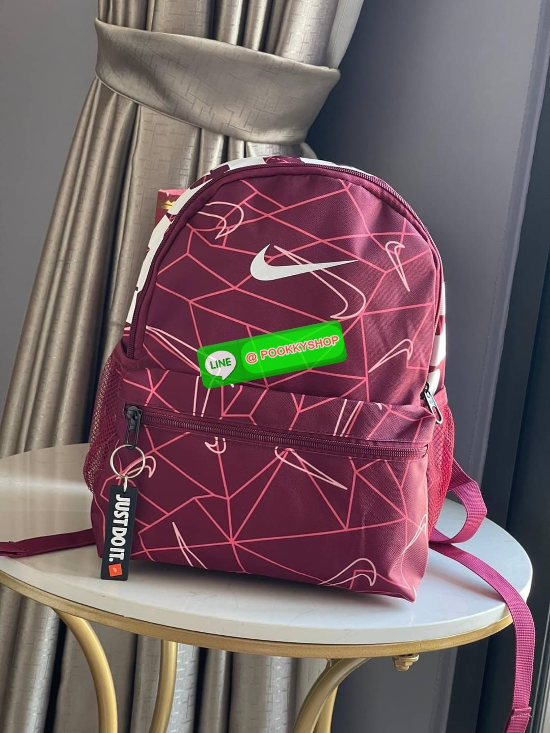 💕NIKE Brasilia Just Do It เตรียมพร้อมก่อนออกเดินทางด้วยกระเป๋าเป้สะพายหลังจาก NIKE รุ่น Brasilia Just Do It ด้วยภายในที่กว้างขวางสำหรับจัดเก็บสัมภาระที่หลากหลายไม่ว่าจะเป็นสมุดหนังสือ ดินสอหรือเครื่องเขียนสำหรับไปโรงเรียนหรือใส่ขวดน้ำเตรียมพร้อมเด