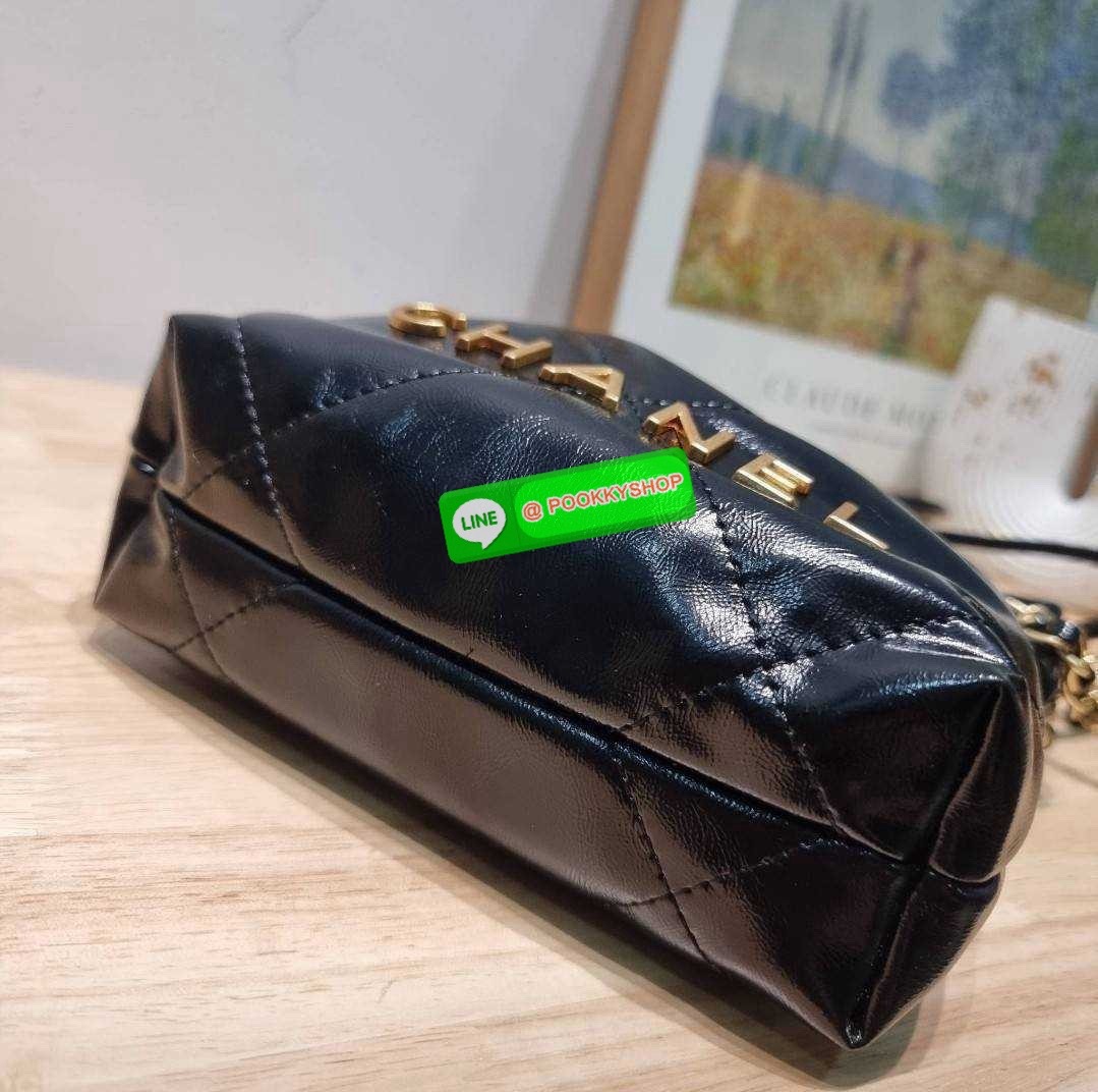 Chanel 22 mini bag 🔆 Details เกินต้านที่สุดกับไอเท็มนี้ ที่สาวๆหรือใครๆก็ต้องมีแล้ว!! มาในไซส์มินิ น่ารักจริงจัง!! แค่เห็นก็หลงรัก กับกระเป๋าสะพาย ดีไซน์เรียบแต่มีความหรูแอบซ่อนอยู่ ด้วยความโดดเด่นจากสายสะพายโซ่สีทอง และเหรียญโลโก้ เพิ่มความแพงไปอ