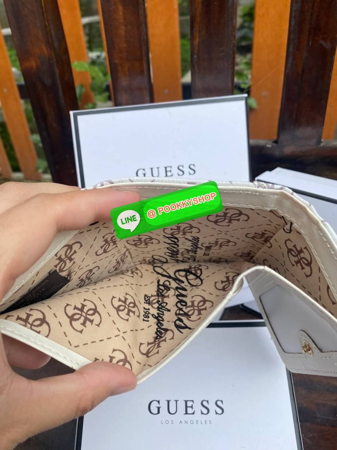 Guess กระเป๋าสตางค์ใบสั้น 3 พับ พร้อมกล่อง มีช่องใส่บัตร ใส่แบงค์พันได้ไม่ต้องพับ ข้างหน้าติดโลโก้แบรนด์อะไหล่ทอง สวย หรู ดูแพง ไปอีกจ้า