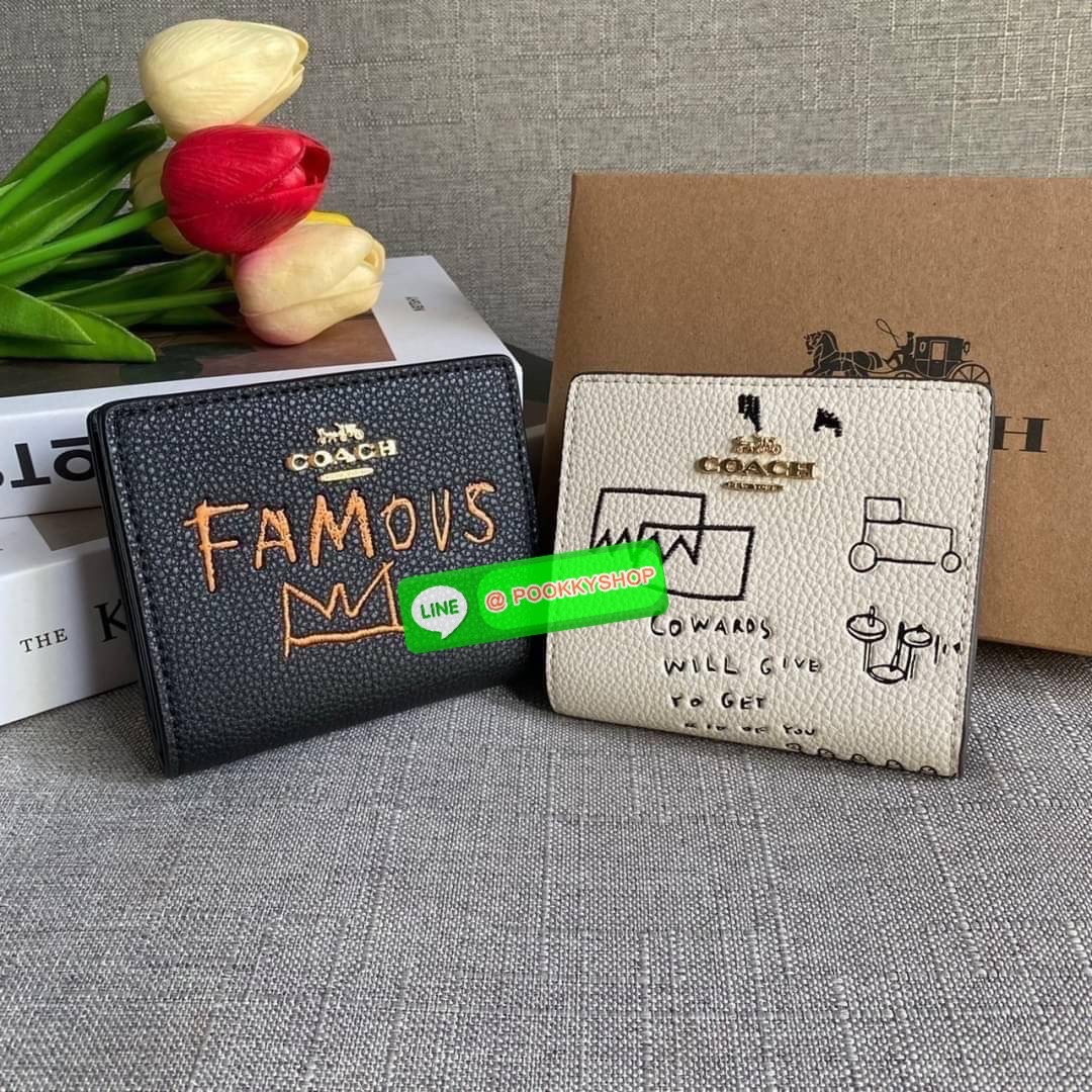 COACH X JEAN MICHEL BASQUIAT SNAP WALLET (COACH C5614) 🛍กระเป๋าสตางค์ใบเล็ก พกพาสะดวก วัสดุหนังแท้ ทนทาน เปิด-ปิดด้วยกระดุม ภายในมีช่องใส่บัตร ใส่ธนบัตรได้ทุกชนิด พร้อมช่องซิปแยกใส่เหรียญคะ