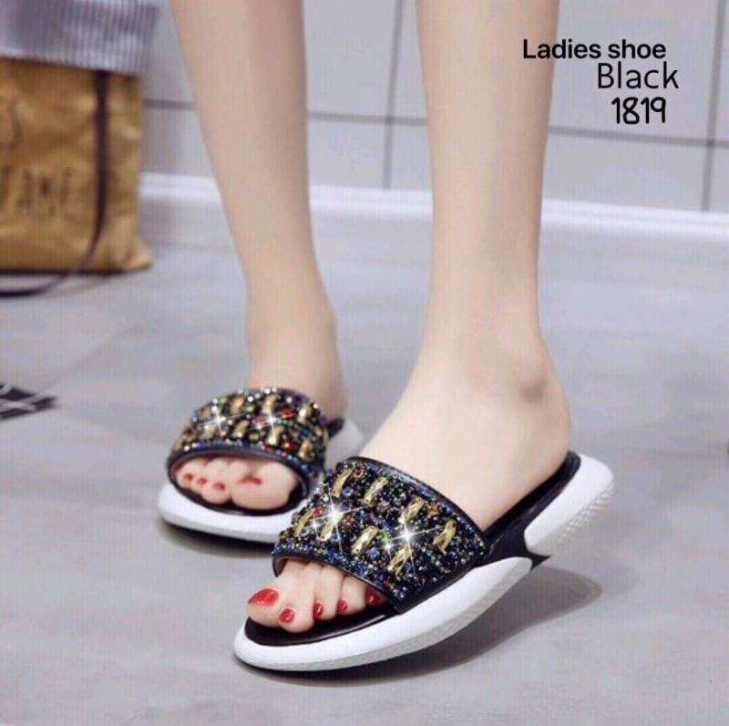 รองเท้าแตะชั่นนำเข้าสไตล์เกาหลี วัสดุพื้PU นุ่มน้ำหนักเบา ทรงสวมหนังแต่งอะไหล่วิ้งๆ ใส่ลำลองสบายๆขับผิวแมทง่าย