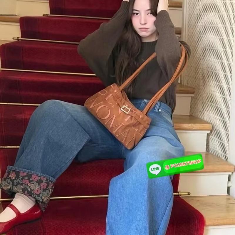 GENTLEWOMAN SUEDE BALLERINA BAG 🔖กระเป๋า Ballerina Bag ในวัสดุหนังกลับ (suede edition) พร้อมโลโก้ปักสีเดียวและรายละเอียดหัวเข็มขัด ทำให้ดูเก๋มีสไตล์โดดเด่น 🔖วัสดุ: หนังกลับ 🔖เปิด-ปิดแบบสแน๊บแม่เหล็ก ภายช่องโล่งกว้างจุของได้เยอะ