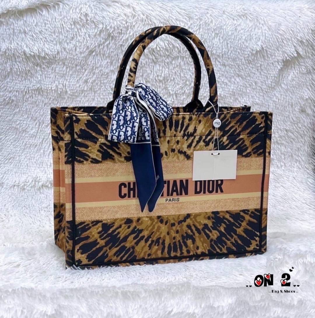 Dior Christian dior book tote งานสวยงานฮอต เป็นทรงที่ใช้ได้เรื่อยๆค่ะ รุ่นนี้ฮิตตลอดกาลสาวๆควรมีติดไว้ งานสวยขนาดกำลังดีใส่ได้เยอะจุใจ