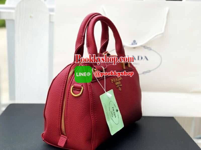 Prada Limited edition กระเป๋าอเนกประสงค์ทรงสวยหนังลายคาเวียร์มีสายยาว เลิศมาก ขนาดกำลังดี ใช้แล้วสวยมากๆ น้ำหนักเบา อะไหล่ทองหรูมาก จุของคุ้ม มี3ช่องหลัก เปิด-ปิดด้วยซิป งานเกินราคารับประกันค่ะ