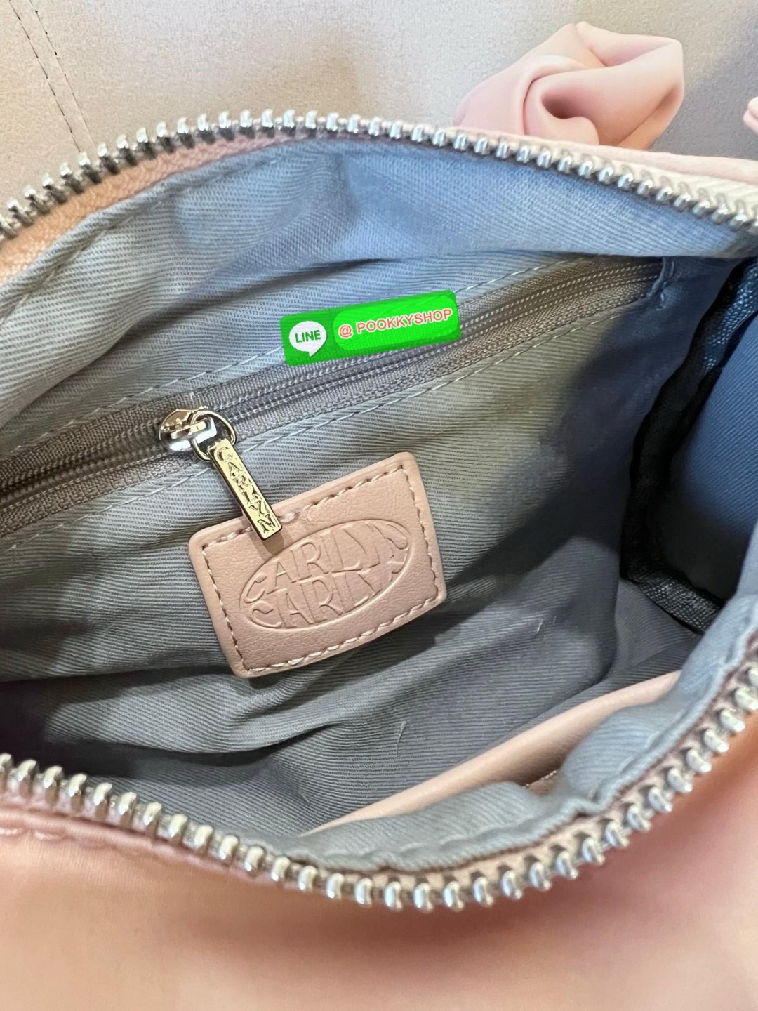 NEW ARRIVAL! น้องใหม่ล่าสุด มีความน่ารักไม่ไหวค่าสาวๆ CARLYN TIA MINI BAG พร้อมส่ง! สุดคิ้วท์ไปกับน้องสไตล์สายเกากันค่า ด้วยดีไซด์ใหม่ วัสดุไนล่อนอย่างดี ปักลายแบรนด์ทั้งใบสวยงาม