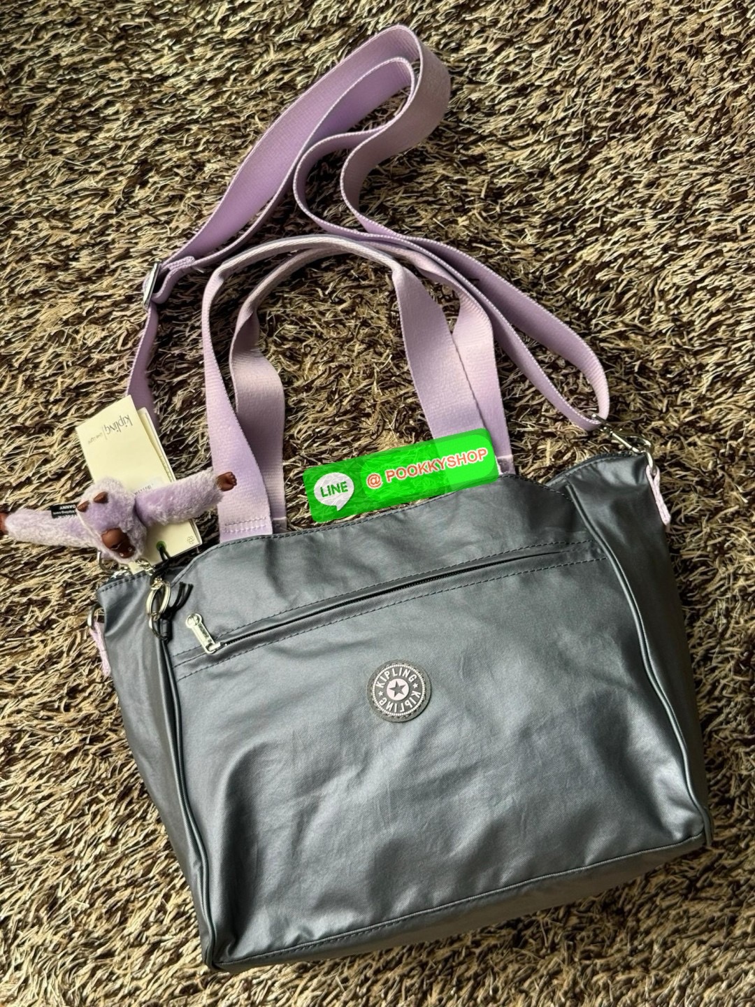 Kipling revir limited Japan shoulder bag เป็นอีกหนึ่งกระเป๋าสุดอเนกประสงค์สามารถใช้งานหลายรูปแบบทั้งกระเป๋าสะพายข้าง สะพายไหล่ หรือกระเป๋าถือด้วยสายสะพายที่สามารถปรับระดับและถอดออกได้ ดีไซน์คลาสสิกและเรียบง่ายพร้อมประดับโลโก้และลิงอันเป็นซิกเนเจอร์ แมตช์ก