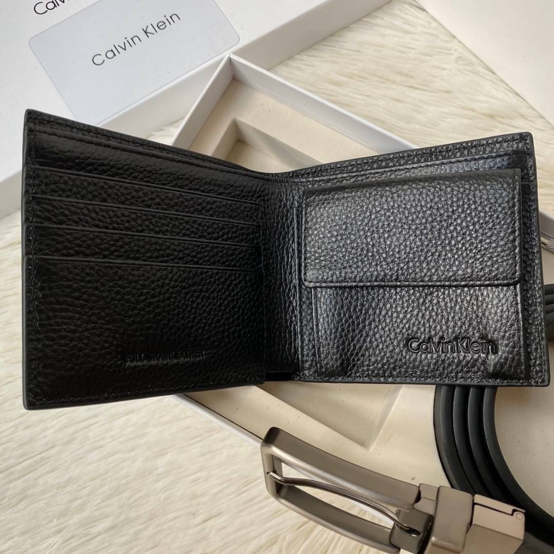 Calvin Klein Leather Belt & Wallet Set Setกระเป๋าสตางค์+เข็มขัด กระเป๋าสตางค์ด้านหน้าปั๊มชื่อแบรนด์ มีช่องใส่บัตร ช่องใส่ธนบัตร 2 ช่อง และช่องเก็บเหรียญ เข็มขัดหนังแท้ปั๊มแบรนด์ สามารถสลับใช้ได้ทั้ง 2 ด้าน เข็มขัดปรับระดับได้ 5 ระดับ มาพร้อมที่เจาะรูจ้า