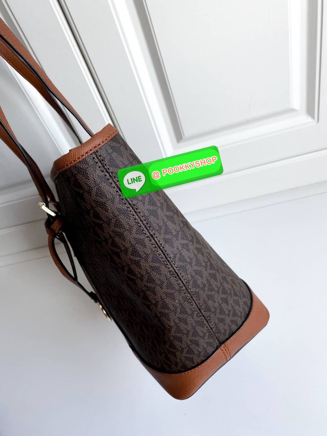 NEW ARRIVALS !! MICHEAL KORS TOTE BAG ของแท้ กระเป๋าสะพายทรง SHOPPING BAG หนัง PVC สวยหรูอยู่ทรง ด้านหน้าประดับโลโก้สีทองสวยหรูพร้อมห้อยพวงกุญแจ MK ภายในปิดเปิดด้วยซิปยาว มีช่องซิปและช่องเล็ก ซับในอย่างดีสกรีน กว้างและจุของได้เยอะมากค่ะ ใส่ ipad กระเป๋าสต