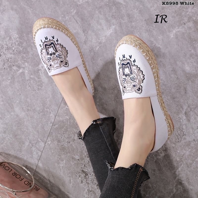 รีพีทแบบขายดี!!! พร้อมส่ง ของขาดไปหลายเดือน มาแล้วนะคะ หายากมาก ผ้าแคนวาสยกพื้นปักหน้าเสืองานสวยเป๊ะ พื้นนวมนิ่ม พื้นหนา 1 นิ้ว แบบสวยไฮโซ ใส่แล้วคุณจะโดดเด่น จนเพื่อนๆอิจฉาแน่นอน!!!